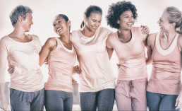 ZOTZ|KLIMAS, glückliche Frauen, Gruppe, Gruppenbild, rosé, Gynäkologie, Arztpraxis, Untersuchung